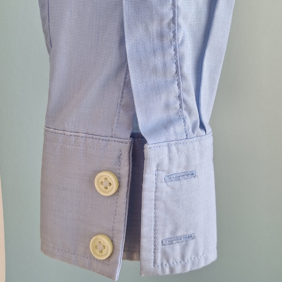 🅱️🅾️G🅾️ Banana Republic Non-iron fitted shirt in light blue. - Picture 7 of 11